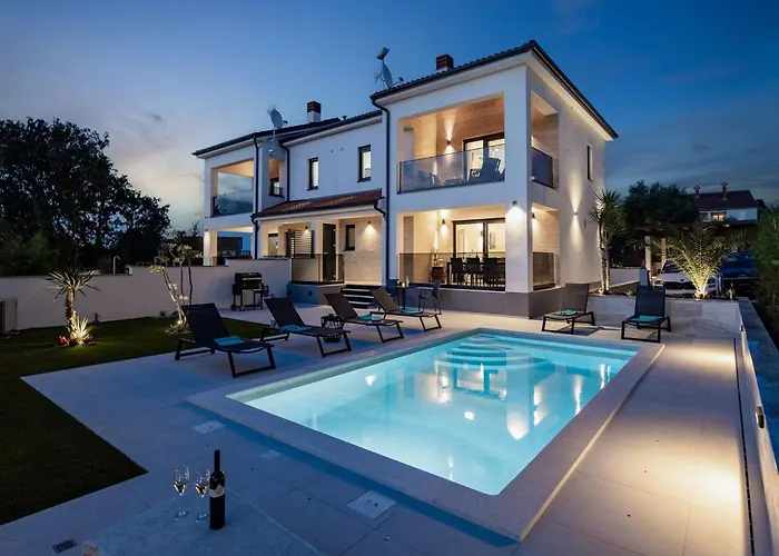 In Pula Near Hidrobaza Villa *