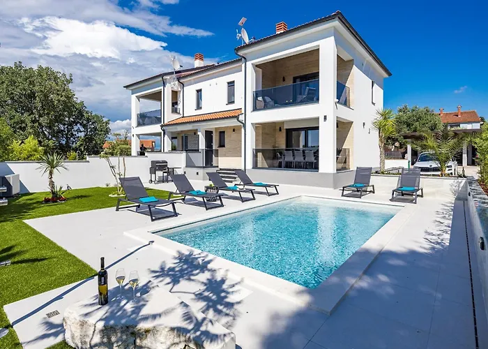 In Pula Near Hidrobaza Villa Štinjan