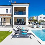 Βίλα In Pula Near Hidrobaza