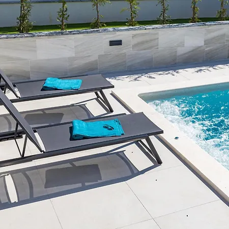 Villa By The In Pula *