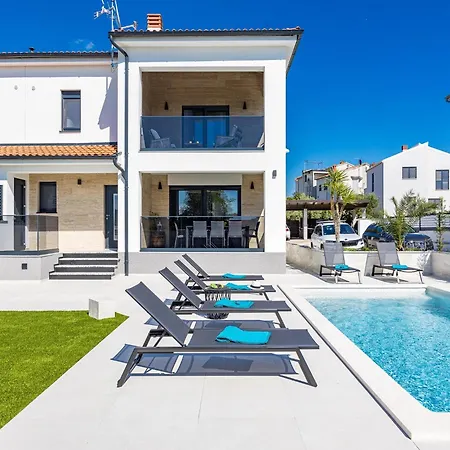 Villa In Pula Near Hidrobaza
