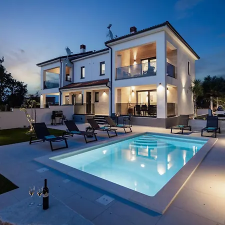 In Pula Near Hidrobaza Villa *