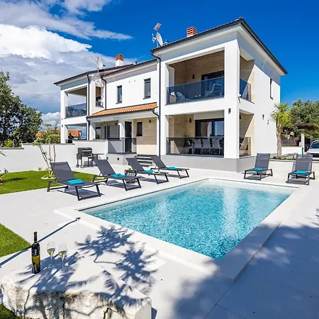 In Pula Near Hidrobaza Villa Štinjan