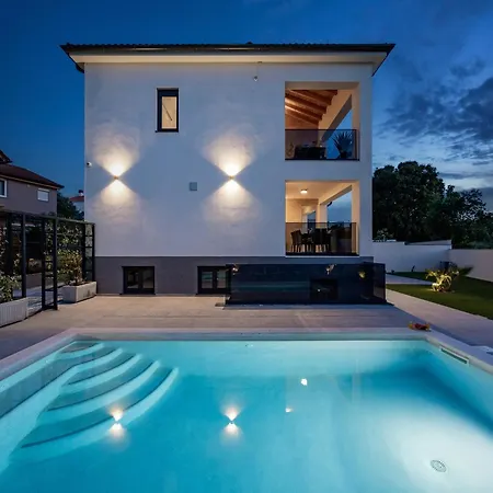 In Pula Near Hidrobaza Villa *