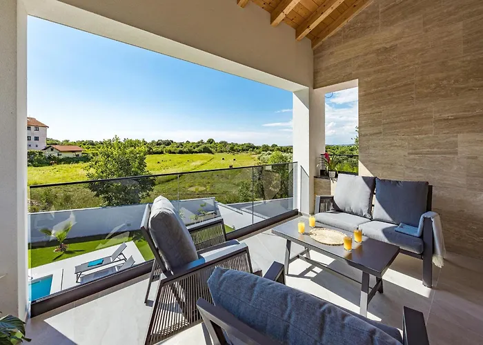 In Pula Near Hidrobaza Villa Štinjan